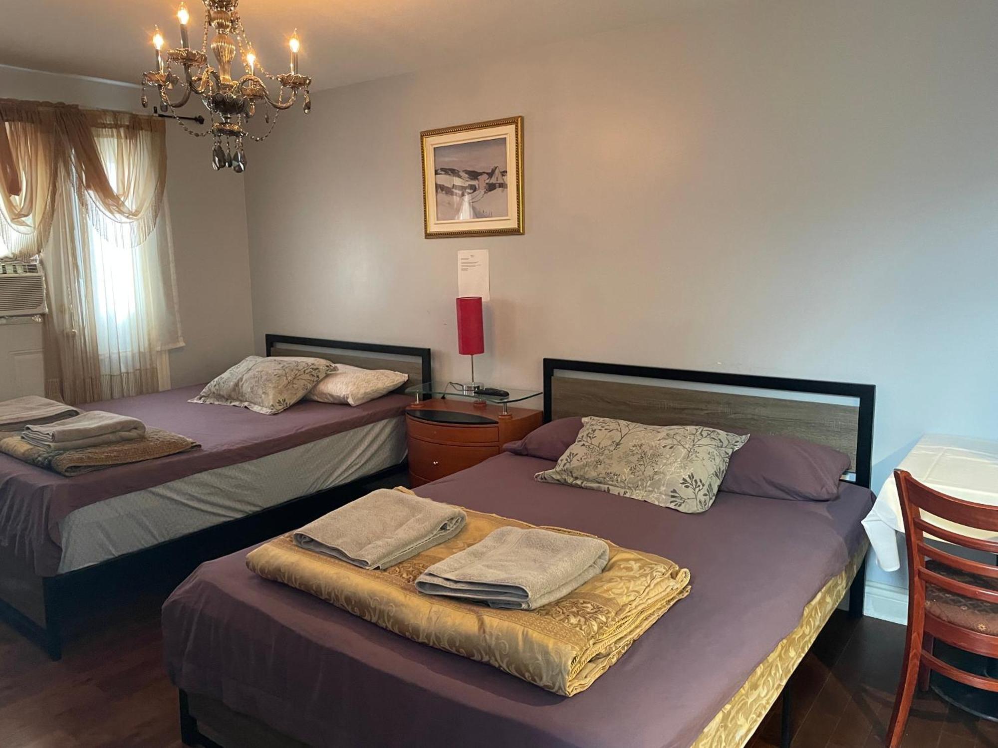 Self Service Small Breakfast, 2 Double Beds Private Room Montreal Exterior photo